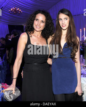 Actrice americano Andie MacDowell (L) e sua figlia Sarah Margaret Qualley arrivare per le aquile Hermes Presidenti Cup 2011 Gala a Robinson Club vicino a Faro, Portogallo, 19 novembre 2011. Celebrità dello sport, film e la scienza ha svolto questa stagione di golf per circa 850.000 euro per una buona causa. Foto: Ursula Dueren Foto Stock