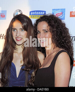 Actrice americano Andie MacDowell (R) e sua figlia Sarah Margaret Qualley arrivare per le aquile Hermes Presidenti Cup 2011 Gala a Robinson Club vicino a Faro, Portogallo, 19 novembre 2011. Celebrità dello sport, film e la scienza ha svolto questa stagione di golf per circa 850.000 euro per una buona causa. Foto: Ursula Dueren Foto Stock