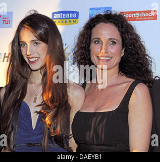 Actrice americano Andie MacDowell (R) e sua figlia Sarah Margaret Qualley arrivare per le aquile Hermes Presidenti Cup 2011 Gala a Robinson Club vicino a Faro, Portogallo, 19 novembre 2011. Celebrità dello sport, film e la scienza ha svolto questa stagione di golf per circa 850.000 euro per una buona causa. Foto: Ursula Dueren Foto Stock