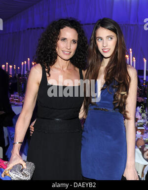 Actrice americano Andie MacDowell (L) e sua figlia Sarah Margaret Qualley arrivare per le aquile Hermes Presidenti Cup 2011 Gala a Robinson Club vicino a Faro, Portogallo, 19 novembre 2011. Celebrità dello sport, film e la scienza ha svolto questa stagione di golf per circa 850.000 euro per una buona causa. Foto: Ursula Dueren Foto Stock