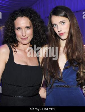 Actrice americano Andie MacDowell (L) e sua figlia Sarah Margaret Qualley arrivare per le aquile Hermes Presidenti Cup 2011 Gala a Robinson Club vicino a Faro, Portogallo, 19 novembre 2011. Celebrità dello sport, film e la scienza ha svolto questa stagione di golf per circa 850.000 euro per una buona causa. Foto: Ursula Dueren Foto Stock