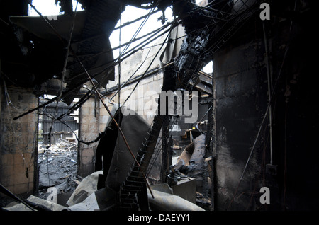 I resti delle aule e delle sue attrezzature didattiche sono visibili in questa foto delle conseguenze di un incendio alla School of Media, Arts & Design presso l'Harrow Campus dell'Università di Westminster, che ha lasciato distrutto un intero edificio. © Time-Snap Foto Stock