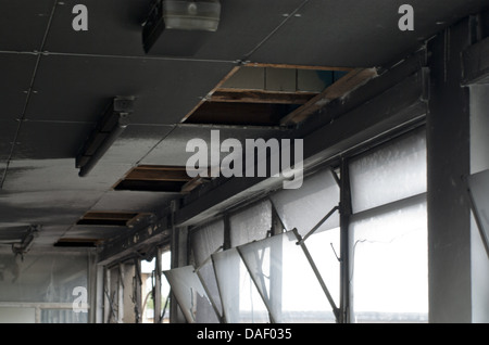 I resti delle aule e delle sue attrezzature didattiche sono visibili in questa foto delle conseguenze di un incendio alla School of Media, Arts & Design presso l'Harrow Campus dell'Università di Westminster, che ha lasciato distrutto un intero edificio. © Time-Snap Foto Stock