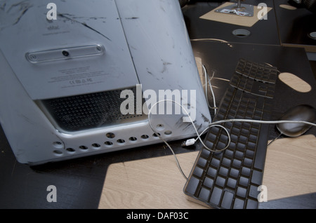 I resti delle aule e delle sue attrezzature didattiche sono visibili in questa foto delle conseguenze di un incendio alla School of Media, Arts & Design presso l'Harrow Campus dell'Università di Westminster, che ha lasciato distrutto un intero edificio. © Time-Snap Foto Stock