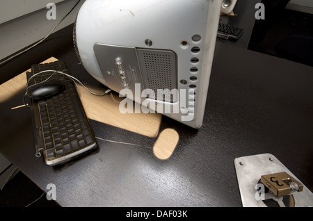 I resti delle aule e delle sue attrezzature didattiche sono visibili in questa foto delle conseguenze di un incendio alla School of Media, Arts & Design presso l'Harrow Campus dell'Università di Westminster, che ha lasciato distrutto un intero edificio. © Time-Snap Foto Stock