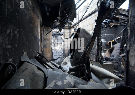 I resti delle aule e delle sue attrezzature didattiche sono visibili in questa foto delle conseguenze di un incendio alla School of Media, Arts & Design presso l'Harrow Campus dell'Università di Westminster, che ha lasciato distrutto un intero edificio. © Time-Snap Foto Stock