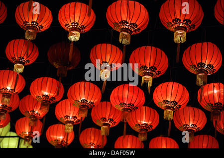 Lanterne rosse appendere su un quadrato per la Loy Krathong festival delle luci in Chiang Main, Thailandia, 10 novembre 2011. Il festival è celebrato a livello nazionale il giorno della luna piena della dodicesima mese del calendario lunare. Si tratta di una vecchia tradizione indù per placare e onorare le divinità dell'acqua. Foto: Jens Kalaene Foto Stock