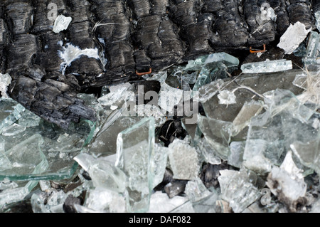 I resti delle aule e delle sue attrezzature didattiche sono visibili in questa foto delle conseguenze di un incendio alla School of Media, Arts & Design presso l'Harrow Campus dell'Università di Westminster, che ha lasciato distrutto un intero edificio. © Time-Snap Foto Stock