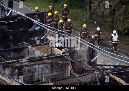 I resti delle aule e delle sue attrezzature didattiche sono visibili in questa foto delle conseguenze di un incendio alla School of Media, Arts & Design presso l'Harrow Campus dell'Università di Westminster, che ha lasciato distrutto un intero edificio. © Time-Snap Foto Stock