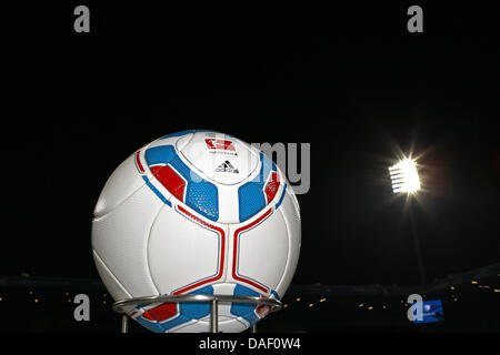 Gazzetta Bundesliga gioco sfera, adidas "Torfabrik', è impostato prima della Seconda Bundesliga partita di calcio VfL Bochum vs FC Energie Cottbus a rewirpower Stadium di Bochum, Germania, 21 novembre 2011. Foto: Kevin Kurek Foto Stock