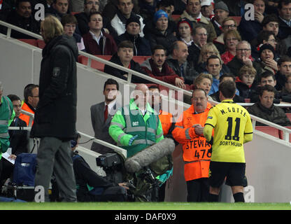 Dortmund's Mario Götze lascia il passo durante la Champions League gruppo F partita di calcio tra Arsenal e Borussia Dortmund all'Emirates Stadium di Londra, Gran Bretagna, 23 novembre 2011. Foto: Friso Gentsch dpa +++(c) dpa - Bildfunk+++ Foto Stock