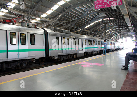 Metropolitana di Delhi treno Udyog nagar stazione; New Delhi Foto Stock