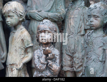 Il monumento per i bimbi uccisi nel Memorial Lidice è visto in Lidice, Repubblica ceca, 24 novembre 2011. Il 10 giugno 1942, il villaggio fu completamente distrutta in rappresaglia per l'assassinio di Reinhard Heydrich, capo del Reich principale ufficio di sicurezza. 340 residenti morì nell'azione di rappresaglia. Seehofer è visitare la capitale ceca Praga e tre memoriali alla vittima Foto Stock