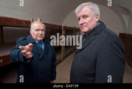Il Premier della Baviera Horst Seehofer (R, CSU) e il vice presidente del Consiglio centrale degli ebrei in Germania (Zentralrat der Juden in Deutschland), Josef Schuster (L), visitare il memoriale di Theresienstadt in Theresienstadt, Germania, 24 novembre 2011. Dall'autunno 1941 in poi i nazisti Theresienstadt convertito in una concentrazione e il campo di detenzione per la popolazione Jewsih in Boemia Foto Stock