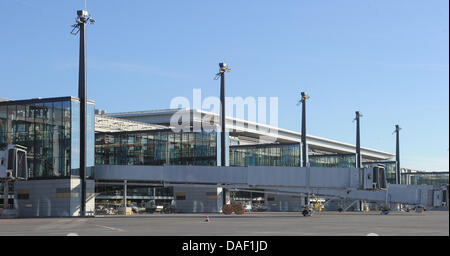 Jetways sono completamente installato presso il nuovo aeroporto di BER in Schoenefeld, Germania, 25 novembre 2011. Al momento, TÜV è che approva la sicurezza dello stato tecnico dell'jetways. Quando l'aeroporto apre il 3 giugno 2012, sarà in grado di gestire circa 27 milioni di passeggeri ogni anno a Berlino. Foto: BERND SETTNIK Foto Stock