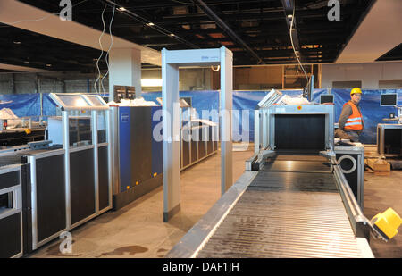 Un punto di controllo di sicurezza è già installato presso il nuovo aeroporto di BER in Schoenefeld, Germania, 25 novembre 2011. Al momento, TÜV è che approva la sicurezza dello stato tecnico dell'jetways. Quando l'aeroporto apre il 3 giugno 2012, sarà in grado di gestire circa 27 milioni di passeggeri ogni anno a Berlino. Foto: BERND SETTNIK Foto Stock