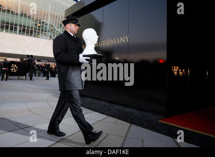 Un impresario porta la morte simbolica maschera nel mausoleo di fronte alla O2 World di Berlino, Germania, 25 novembre 2011. Un mausoleo fu eretta come una trovata pubblicitaria per il nuovo album Rammstein 'Made in Germania 1995-2011' nella parte anteriore del O2 World di Berlino dove gli appassionati possono firmare un libro di condoglianze. La band terr una serie di concerti ci il 25 e 26 novembre. Durante la fase di apertura, d Foto Stock