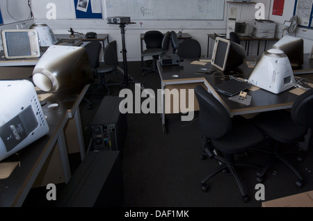 I resti delle aule e delle sue attrezzature didattiche sono visibili in questa foto delle conseguenze di un incendio alla School of Media, Arts & Design presso l'Harrow Campus dell'Università di Westminster, che ha lasciato distrutto un intero edificio. © Time-Snap Foto Stock