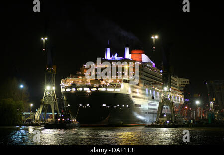 La Queen Mary 2 banchine al molo del bacino di carenaggio "ELBE 17' alla Blohm + Voss cantiere di riparazione ad Amburgo, Germania, 26 novembre 2011. Durante i dieci giorni di sosta la lussuosa nave da crociera riceveranno una manutenzione estesa e lavori di ristrutturazione. Foto: Daniel Bockwoldt Foto Stock