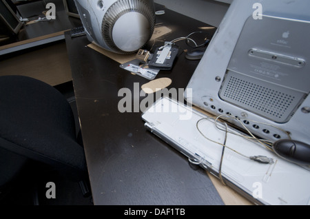 I resti delle aule e delle sue attrezzature didattiche sono visibili in questa foto delle conseguenze di un incendio alla School of Media, Arts & Design presso l'Harrow Campus dell'Università di Westminster, che ha lasciato distrutto un intero edificio. © Time-Snap Foto Stock