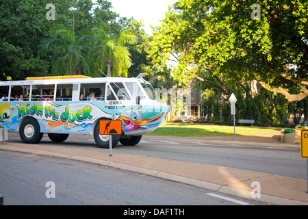 Cavalcare il duck tour bus, popolare con i turisti in Darwin,l'Australia Foto Stock