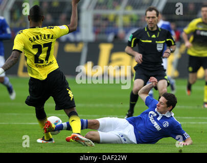 Fußball Bundesliga, 14. Spieltag, Borussia Dortmund - FC Schalke 04 am Samstag (26.11.2011) im Signal Iduna Park di Dortmund. Der Dortmunder Santana (l) und der Schalker Julian Draxler kämpfen um den palla. Foto: Roland Weihrauch dpa/lnw (Achtung Sperrfrist! Die DFL erlaubt die Weiterleitung der Bilder im IPTV, Mobilfunk und durch sonstige neue Technologien erst zwei Stunden nach Foto Stock