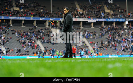 Leverkusen's head coach Robin Dutt sorge sul passo prima della Bundesliga partita di calcio tra Hertha BSC e Bayer Leverkusen presso lo stadio olimpico di Berlino, Germania, 26 novembre 2011. Foto: Thomas Eisenhuth Foto Stock