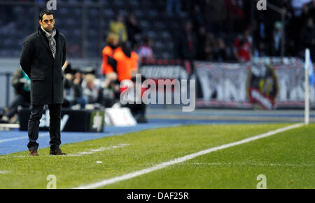 Leverkusen's head coach Robin Dutt sorge sul collaterale del passo prima della Bundesliga partita di calcio tra Hertha BSC e Bayer Leverkusen presso lo stadio olimpico di Berlino, Germania, 26 novembre 2011. Foto: Thomas Eisenhuth Foto Stock