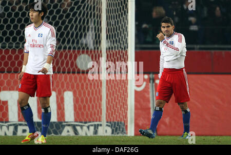 Amburgo Heung-Min del figlio (L) e Tomas Rincon a piedi deluso attraverso il passo dopo la Bundesliga partita di calcio tra Hannover 96 e Hamburger SV all'AWD Arena di Hannover, Germania, 26 novembre 2011. Il match è stato legato 1-1. Foto: Friso Gentsch Foto Stock