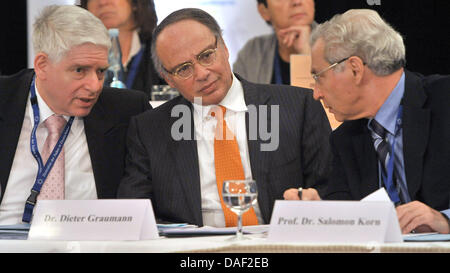 Presidente del Comitato Centrale Ebraico in Germania, Dieter Graumann (M), e il Vice Presidenti, Salomon Korn (R) e Josef Schuster (L), parlare tra loro durante la conferenza del Comitato Centrale Ebraico in Germania a Weimar, Germania, 27 novembre 2011. La riunione si svolge in Germania est per la prima volta. Foto: MARTIN SCHUTT Foto Stock