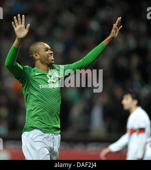 Brema Naldo celebra la sua 2-0 obiettivo durante la Bundesliga tedesca partita di calcio tra Werder Brema e VfB Stuttgart presso lo Stadio Weser di Brema, Germania, 27 novembre 2011. Foto: CARMEN JASPERSEN ATTENZIONE: embargo condizioni! Il DFL permette l'ulteriore utilizzazione delle immagini nella IPTV, servizi di telefonia mobile e altre nuove tecnologie non solo a meno di due ore dopo th Foto Stock