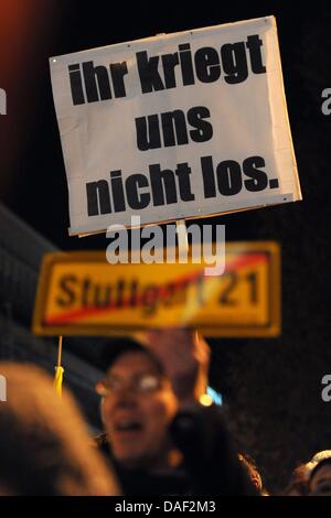 I dimostranti protestano contro la Stuttgart 21 Costruzione di linee ferroviarie progetto di fronte alla principale stazione ferroviaria di Stoccarda, Germania, 27 novembre 2011. Gli elettori dello stato tedesco di Baden Wuerttemberg andare alle urne il 27 novembre 2011 alle autorità lasciate sapere se il controverso, multi-miliardi di euro Stuttgart 21 progetto ferroviario dovrebbe ottenere il governo statale di supporto o non. Foto: MARIJA Foto Stock