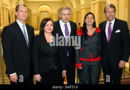 Il Consiglio di sindaco di Berlino Klaus Wowereit (C), presenta la sua nuova scelta democratica sociale senatori, Michael Mueller (traffico e l'ambiente, L-R), Dilek Kolat (lavoro, donne integrazione), Sandra Scheeres (Educazione e Scienza) e Ulrich Nussbaum (finanze), dopo una riunione del DOCUP di Berlino a Berlino, Germania, 28 novembre 2011. Foto: Wolfgang Kumm Foto Stock