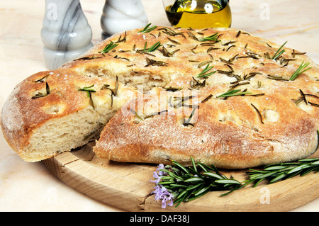 Italian focaccia al rosmarino pane su una tavola di marmo alto. Foto Stock