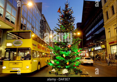 Un albero di Natale si erge all'ex Ovest German-East confine tedesco il Checkpoint Charlie a Berlino, Germania, 29 novembre 2011. In precedenza il ambasciatore statunitense accesa l albero di Natale con la sua famiglia. Foto: BRITTA PEDERSEN Foto Stock