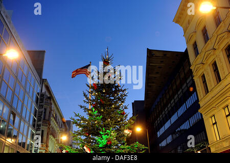 Un albero di Natale si erge all'ex Ovest German-East confine tedesco il Checkpoint Charlie a Berlino, Germania, 29 novembre 2011. In precedenza il ambasciatore statunitense accesa l albero di Natale con la sua famiglia. Foto: BRITTA PEDERSEN Foto Stock