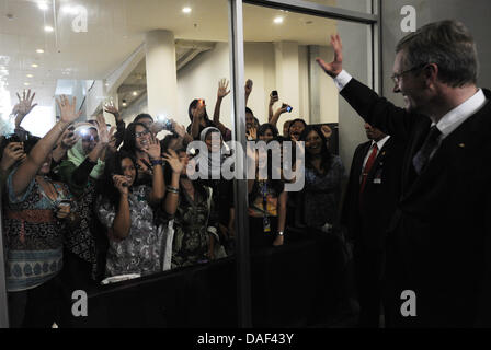 Il Presidente tedesco Christian Wulff è accolta con favore dagli studenti della Università di Jakarta, Indonesia, 01 dicembre 2011. Wulff visita il Bangladesh e Indonesia durante i suoi sei giorni di visita in Asia. Foto: RAINER JENSEN Foto Stock