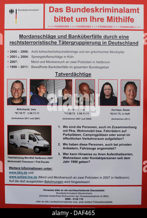 Dispensa - l'handout picture dall'Ufficio federale di indagine penale datata 01 dicembre 2011 mostra un manifesto wanted pubblicato in relazione al neo-nazi assassinio di serie in Germania. Da questo poster i procuratori federali per la ricerca di ulteriori sostenitori di estrema destra gruppo terroristico nazionale metropolitana socialista NSU per la speranza di un sostegno pubblico come bene. Foto: DPA / HANDOUT / Foto Stock