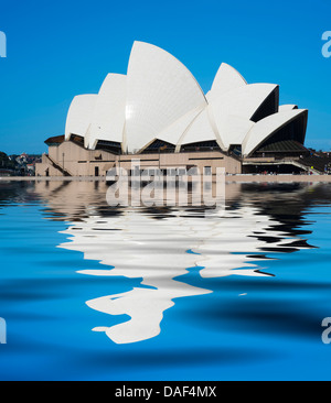 Vista della Sydney Opera House con riflessi sull'acqua in Australia Foto Stock