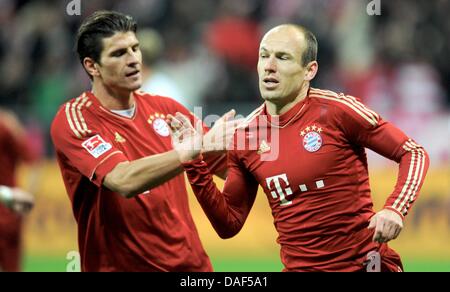 Il Bayern Monaco di Baviera player Arjen Robben (R) cheers con il suo compagno di squadra Mario Gomez dopo il punteggio 2-1 obiettivo durante la Bundesliga soccer match tra FC Bayern Monaco e Werder Brema nello stadio Allianz Arena di Monaco di Baviera, Germania, il 3 dicembre 2012. Il Bayern Monaco ha vinto la partita 4-1. Foto: Tobias Hase (ATTENZIONE: embargo condizioni! Il DFL permette l'ulteriore utilizzazione delle immagini in Foto Stock