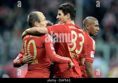 Il Bayern Monaco di Baviera player Arjen Robben (L) cheers con il suo compagno di squadra Mario Gomez (C) dopo il punteggio 2-1 obiettivo durante la Bundesliga soccer match tra FC Bayern Monaco e Werder Brema nello stadio Allianz Arena di Monaco di Baviera, Germania, il 3 dicembre 2012. Il Bayern Monaco ha vinto la partita 4-1. Foto: Tobias Hase (ATTENZIONE: embargo condizioni! Il DFL permette l'ulteriore utilizzazione delle immagini Foto Stock