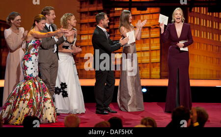 Laudatorin Nina Hoss (r). haelt am Samstag (03.12.11) in Berlino Tempodrom im bei der Verleihung des 24. Europaeischen Filmpreises neben Moderatorin Anke Engelke (2.v.l.) und den Laudatoren Heike Makatsch (v.l.), Alexander Fehling, Katja Riemann, Moritz Bleibtreu und Alexandra Maria Lara den Umschlag mit dem Namen des Preistraegers des 'film europeo 2011' - 'Melancholia' - des daen Foto Stock