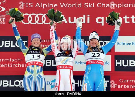 Tina Maze di Slovenia (argento)(L), Anna Fenninger dell'Austria (Oro)(M) e Anja Paerson di Svezia (bronzo)(R) sul podio delle donne del Super abbinata alla gara di Campionati del Mondo di sci a Garmisch-Partenkirchen, in Germania, 11 febbraio 2011. Foto: Peter Kneffel Foto Stock