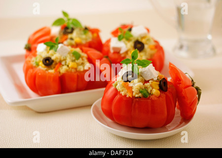 Pomodori ripieni con miglio. Ricetta disponibile. Foto Stock