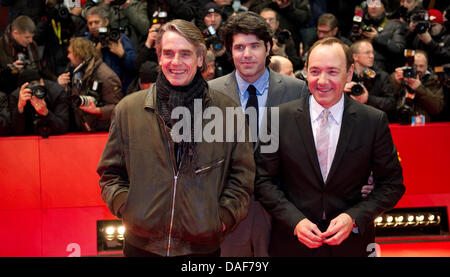 Attore britannico Jeremy Irons (L), noi attore Kevin Spacey (R) e noi direttore J.C. Chandor arrivare per la premiere del film 'Margine chiamata' durante il 61° Festival Internazionale del Cinema di Berlino a Berlino, Germania, 11 febbraio 2011. Il film è in esecuzione nella competizione del Festival Internazionale del Film. La 61st Berlinale ha luogo dal 10 al 20 febbraio 2011. Foto: Arno Burgi dpa Foto Stock