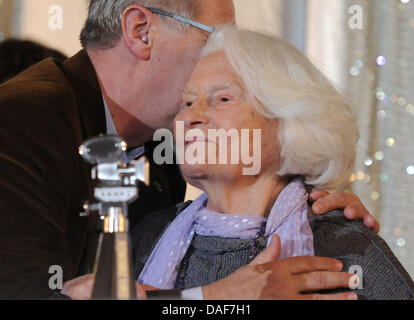 Lia israeliano van Leer (R), fondatore della Cinematheque di Haifa, Israele Archivio Film e il Jerusalem Film Festival, riceve la Berlinale fotocamera dal capo della Berlinale Dieter Kosslick (L) durante il 61° Festival Internazionale del Cinema di Berlino a Berlino, Germania, 13 febbraio 2011. La 61st Berlinale ha luogo dal 10 al 20 febbraio 2011. Foto: Britta Pedersen dpa Foto Stock