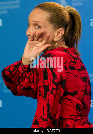 Direttore Victoria Mahoney pone durante il photocall per il film "gridare a cielo' durante il 61° Festival Internazionale del Cinema di Berlino a Berlino, Germania, 12 febbraio 2011. Il film corre in concorso del Festival Internazionale del Film. La 61st Berlinale ha luogo dal 10 al 20 febbraio 2011. Foto: Michael Kappeler dpa Foto Stock