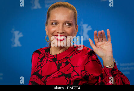 Direttore Victoria Mahoney pone durante il photocall per il film "gridare a cielo' durante il 61° Festival Internazionale del Cinema di Berlino a Berlino, Germania, 12 febbraio 2011. Il film corre in concorso del Festival Internazionale del Film. La 61st Berlinale ha luogo dal 10 al 20 febbraio 2011. Foto: Michael Kappeler dpa Foto Stock