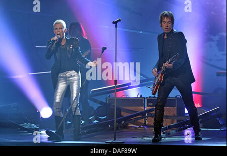 Per Gessle (R) e Marie Fredriksson del pop svedese Roxette banda esegue durante la trasmissione in diretta di TV tedesca mostra "Wetten Dass,..?" ("bet, che..?) a Halle Saale Germania, 12 febbraio 2011. Gottschalk ha annunciato il suo ritiro sabato da TV show "Wetten Dass..?", che è stato il più popolare programma familiare di lingua tedesca in Europa per tre decenni. Egli ha detto che avrebbero finito Foto Stock