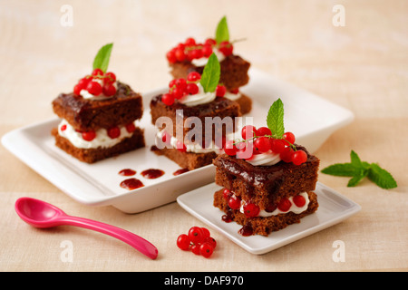 Il cioccolato torte a base di pan di spagna con ribes rosso. Ricetta disponibile. Foto Stock